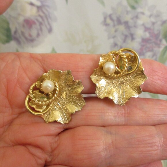 VINTAGE Cultured Pearls Gold Plate Brooch Earrings Set ~ Gold Leaf Swirl Pearls - Picture 9 of 16